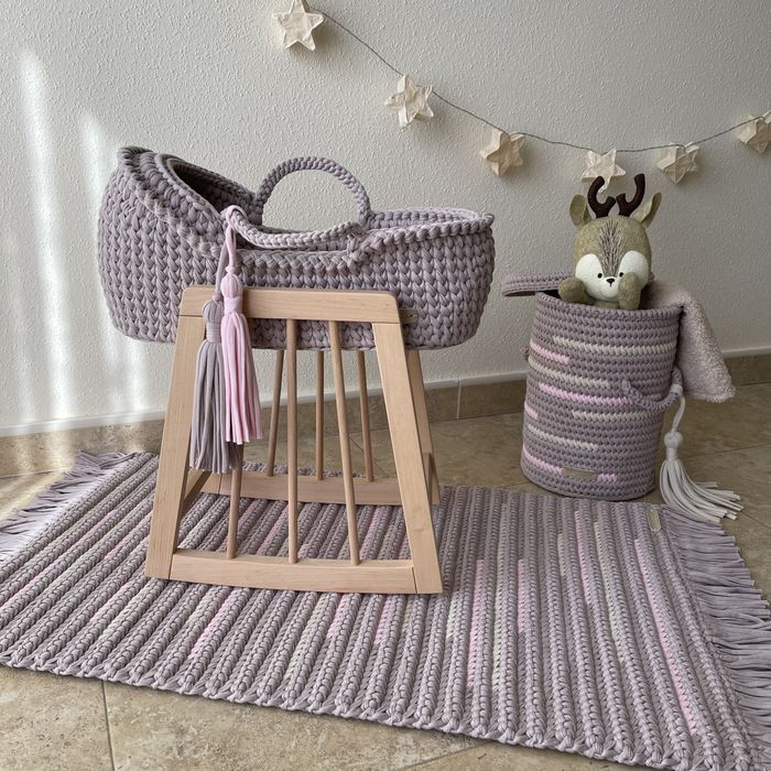 Цікавий ігровий ляльковий набір. Люлька на підставці, кошик, килимок.