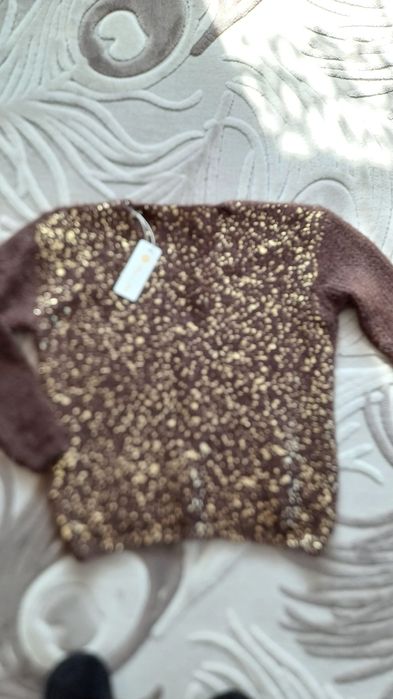 Sweterek nakrapiany zlotem