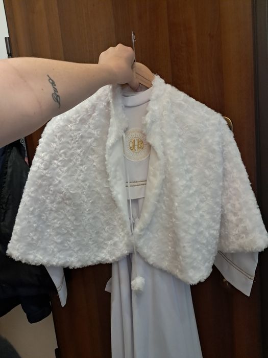 Alba komunijna plus dodatki dla wysokiej dziewczynki