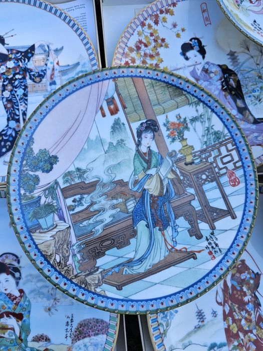 Колекційні тарілки «Красуні Червоної садиби».