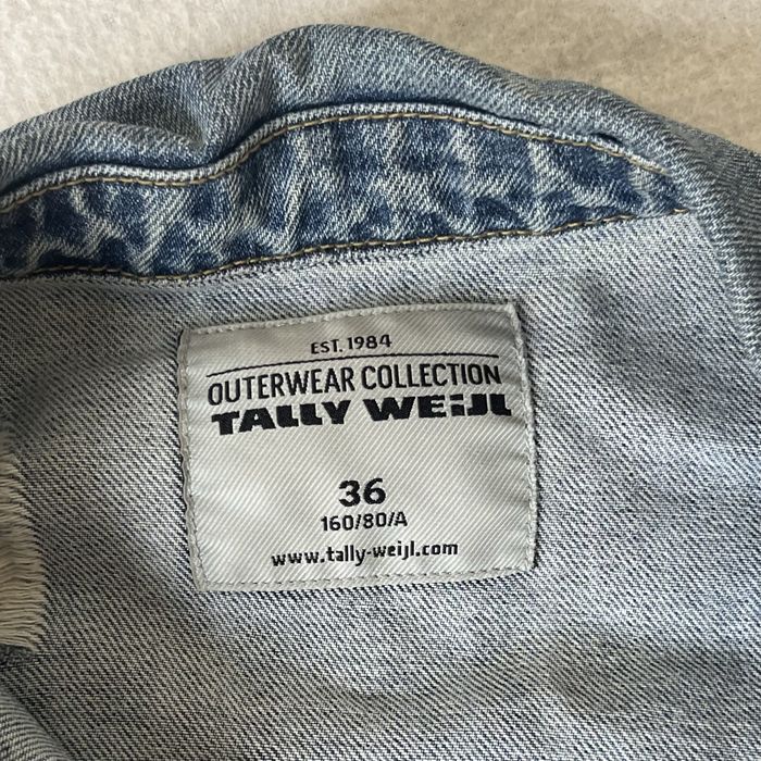 kurtka jeansowa z przetarciami i naszywkami