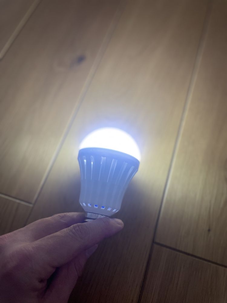 Led лампа з акумулятором 9w
