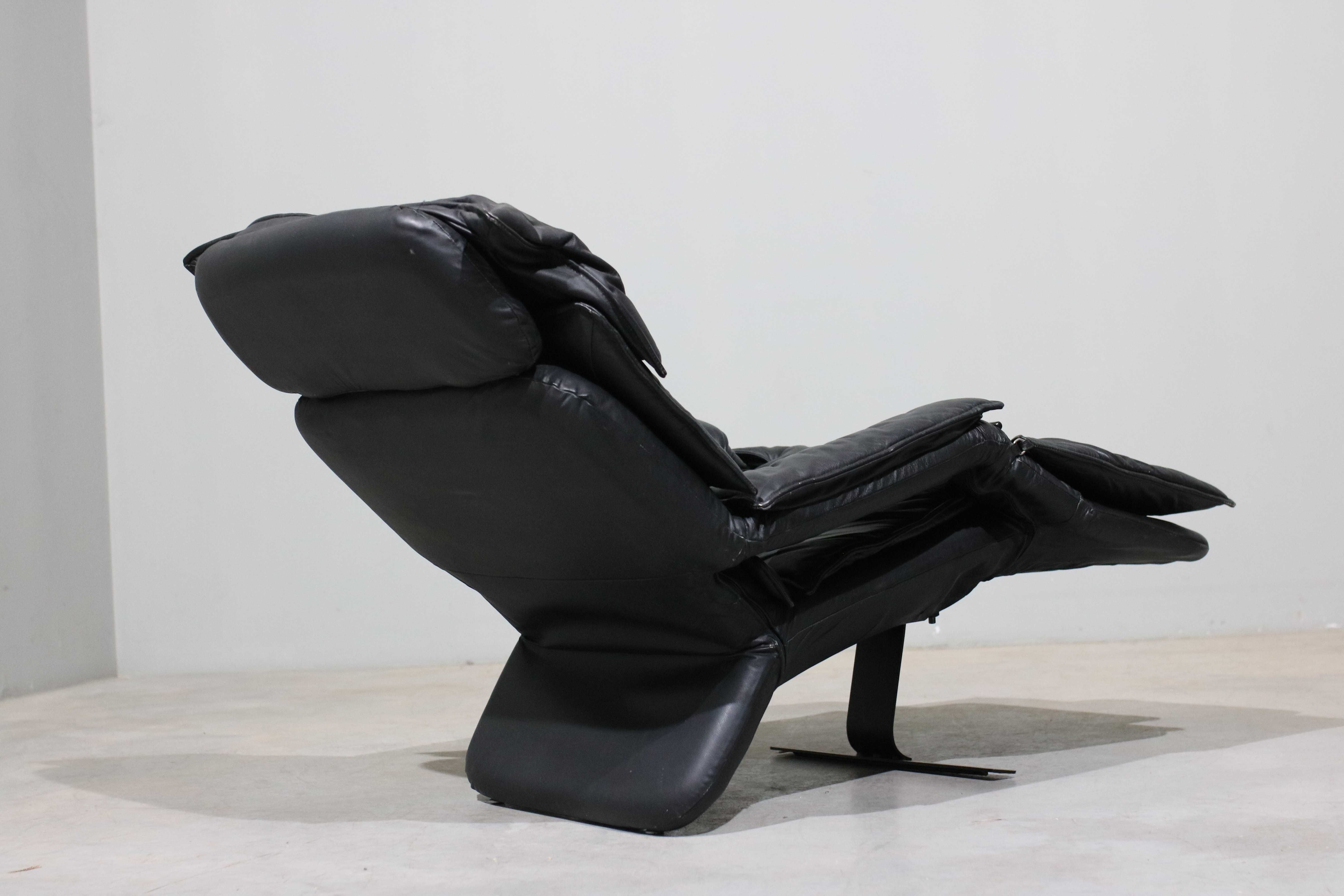 Poltrona Percival Lafer modelo Pony em couro | Design Brasileiro