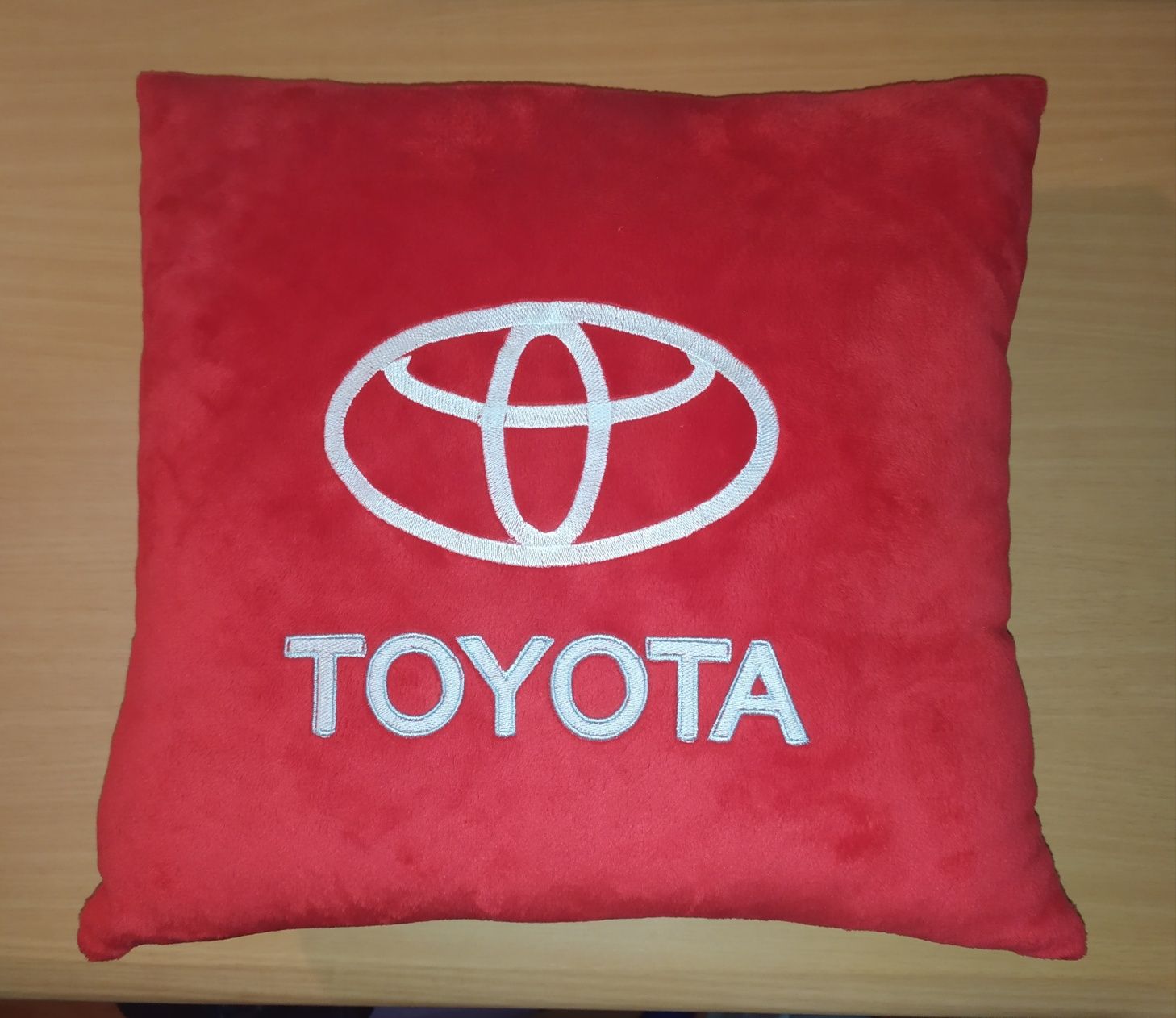 Подушка с логотипом Тойота Toyota в машину