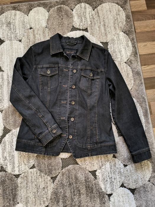 Жіночі костюми та куртки