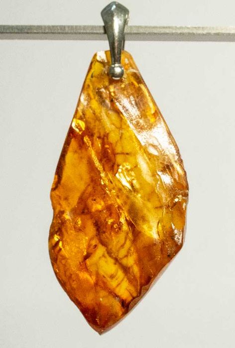 Bursztynowy wisiorek ze srebrem