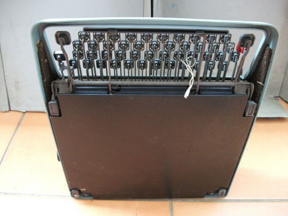 Máquina de escrever Olivetti Lettera 32