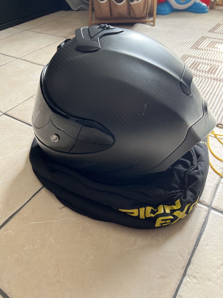 Capacete Scorpion em fibra de carbono