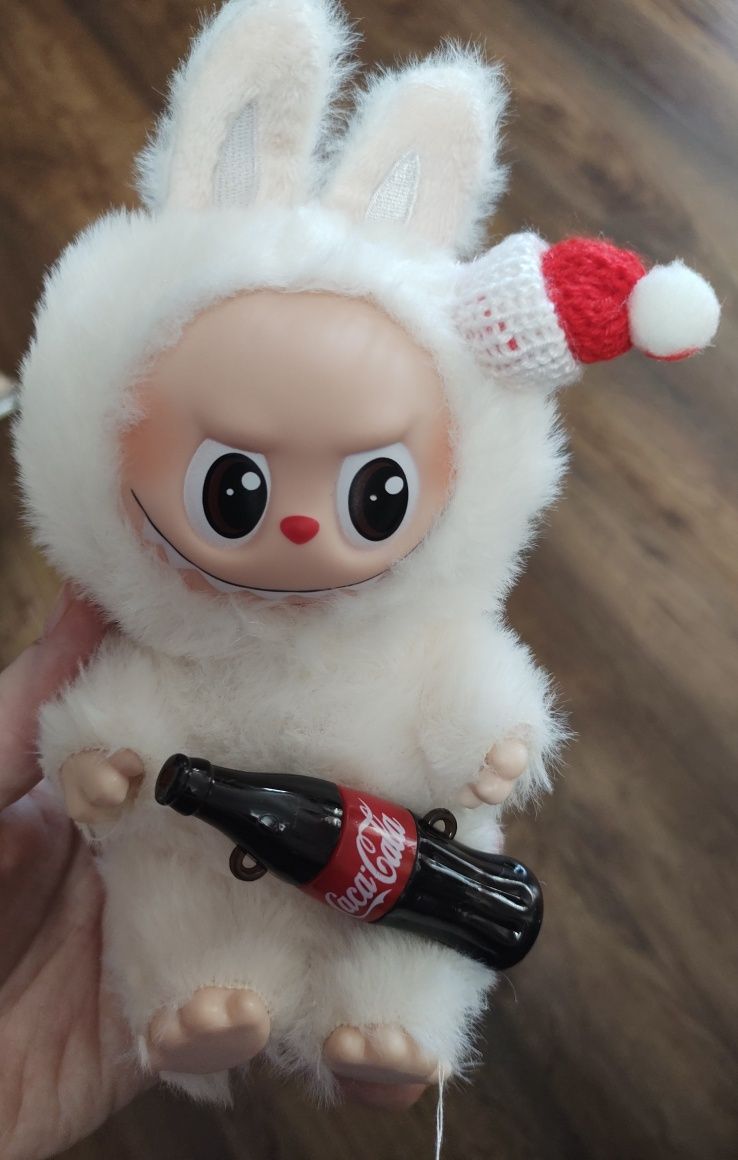 Labubu cola z butelka
