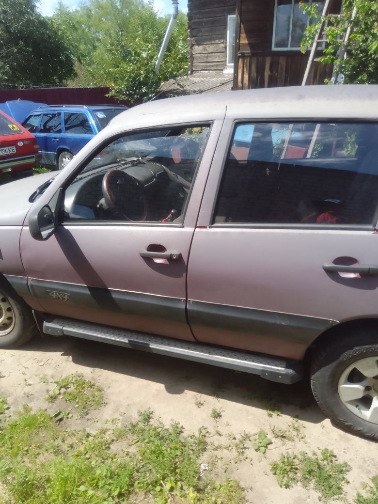 Автомобіль Шевроле Нива