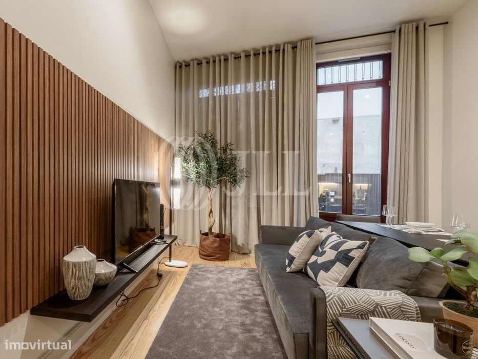 Apartamento T2 com logradouro, na baixa do Porto