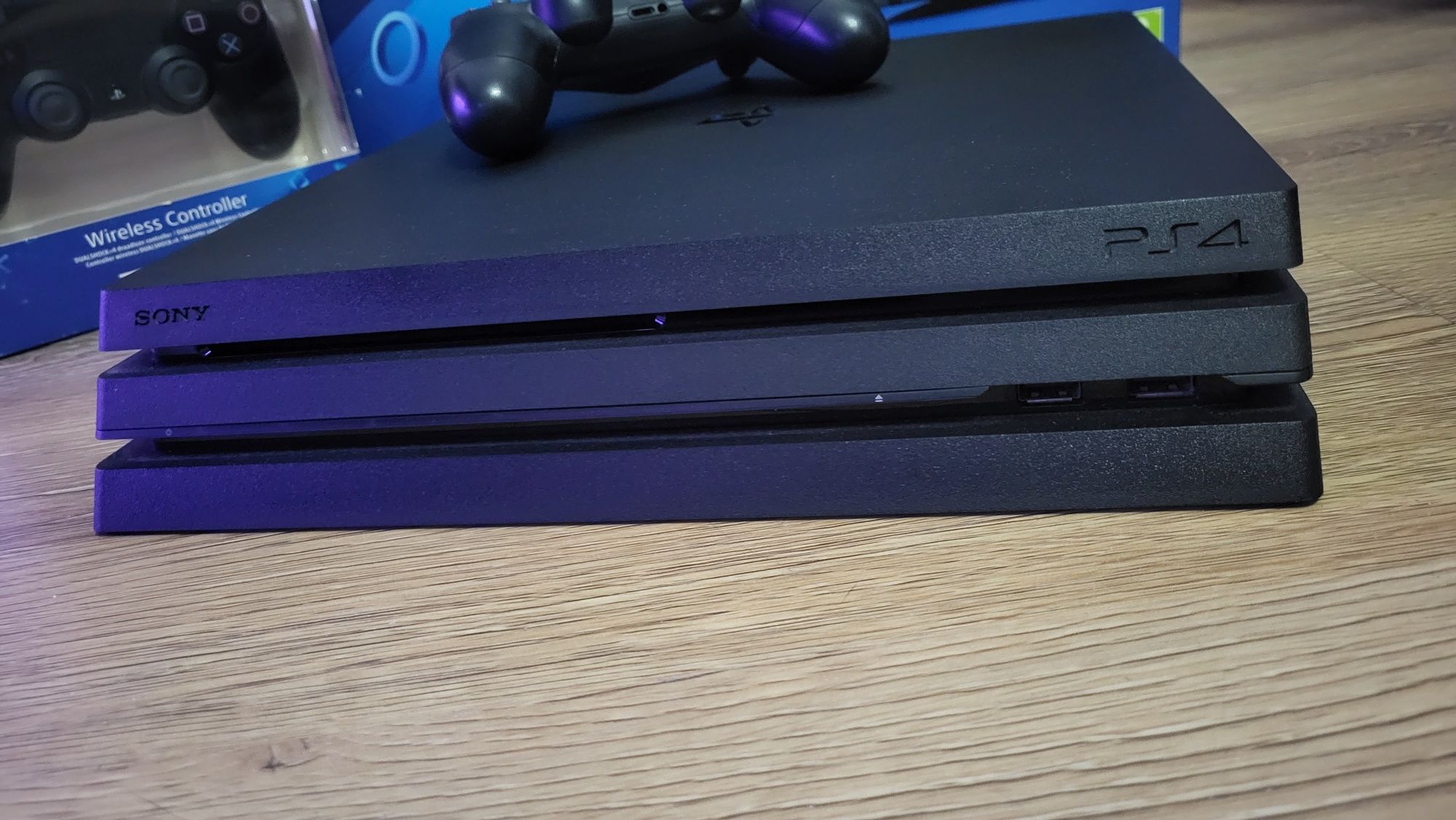 Sony PlayStation 4 Pro 1TB + 2 Pady