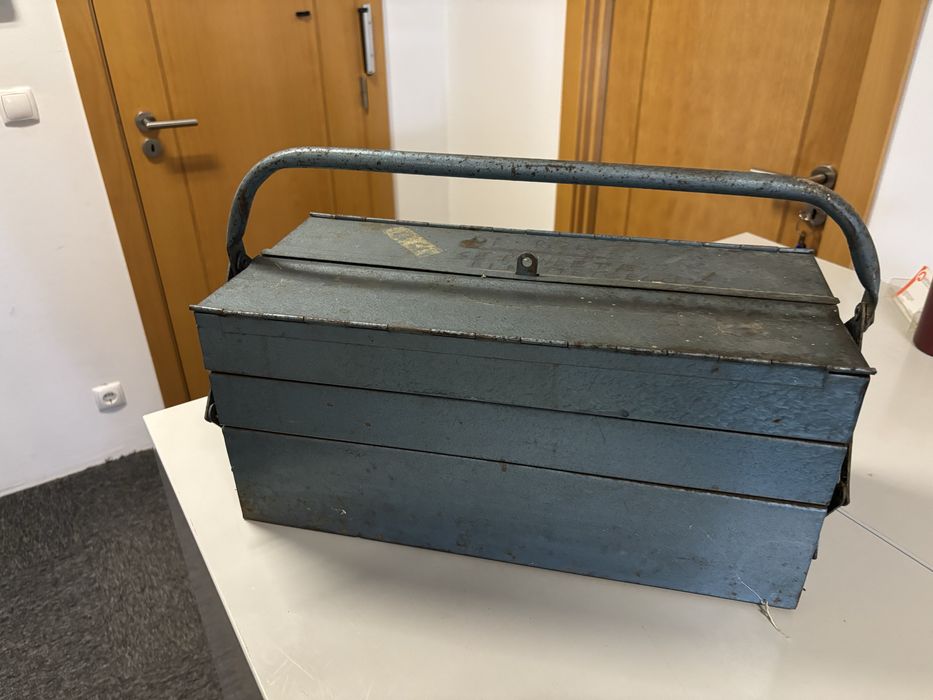 Caixa de ferramenta em metal