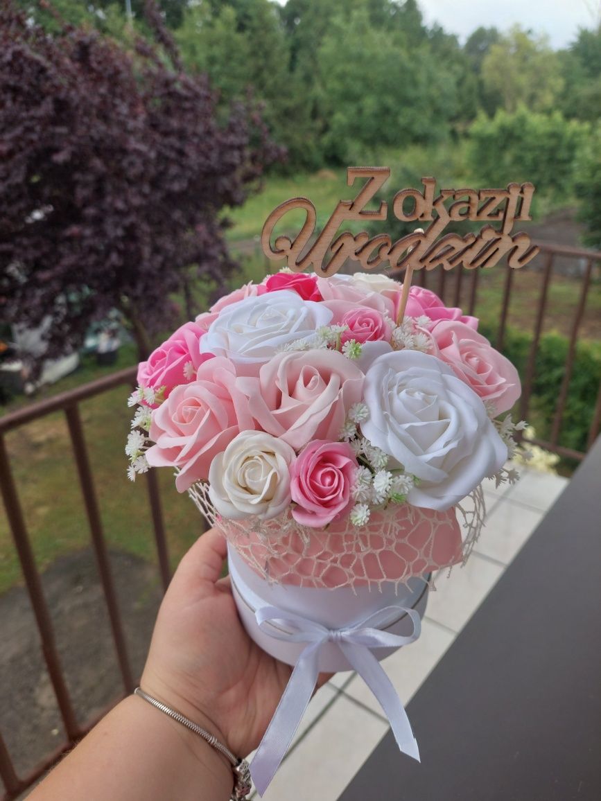 Flowerbox z pachnących różyczek mydlanych na prezent