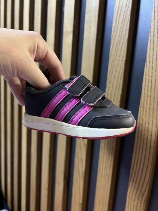 Кросівки адідас , дівчинка