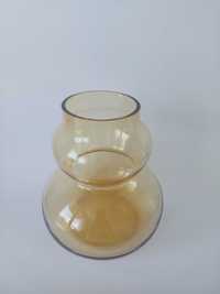 żółty szklany wazon
