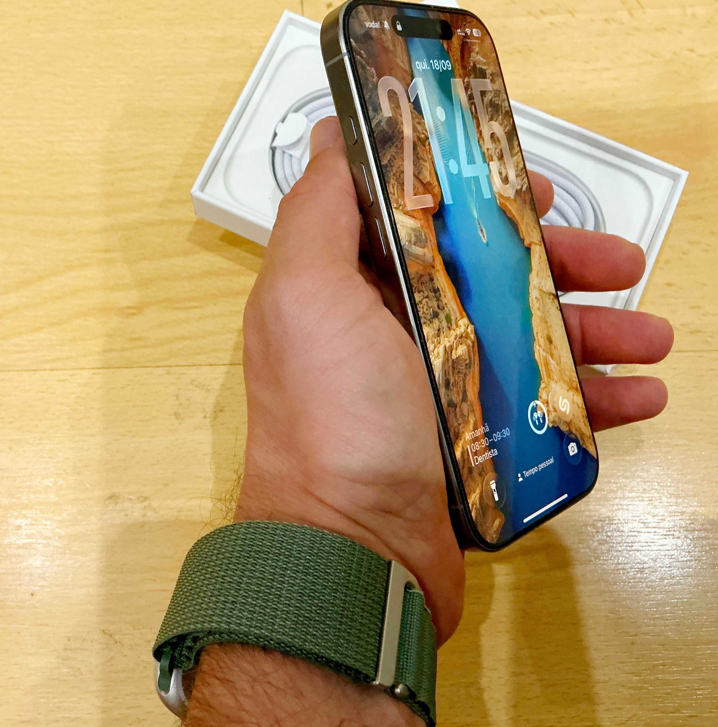Iphone 16 Pro Titanio Natural (128GB) com acessórios