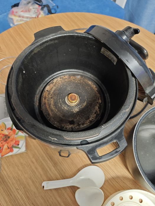 Мультиварка б/в з аксесуарами і рецептами.