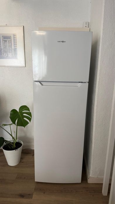 Frigorífico MUITO NOVO!