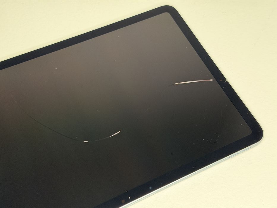 iPad Air 6 (A2902) - Apple M2 - 128GB - pęknięty - faktura VAT 23%