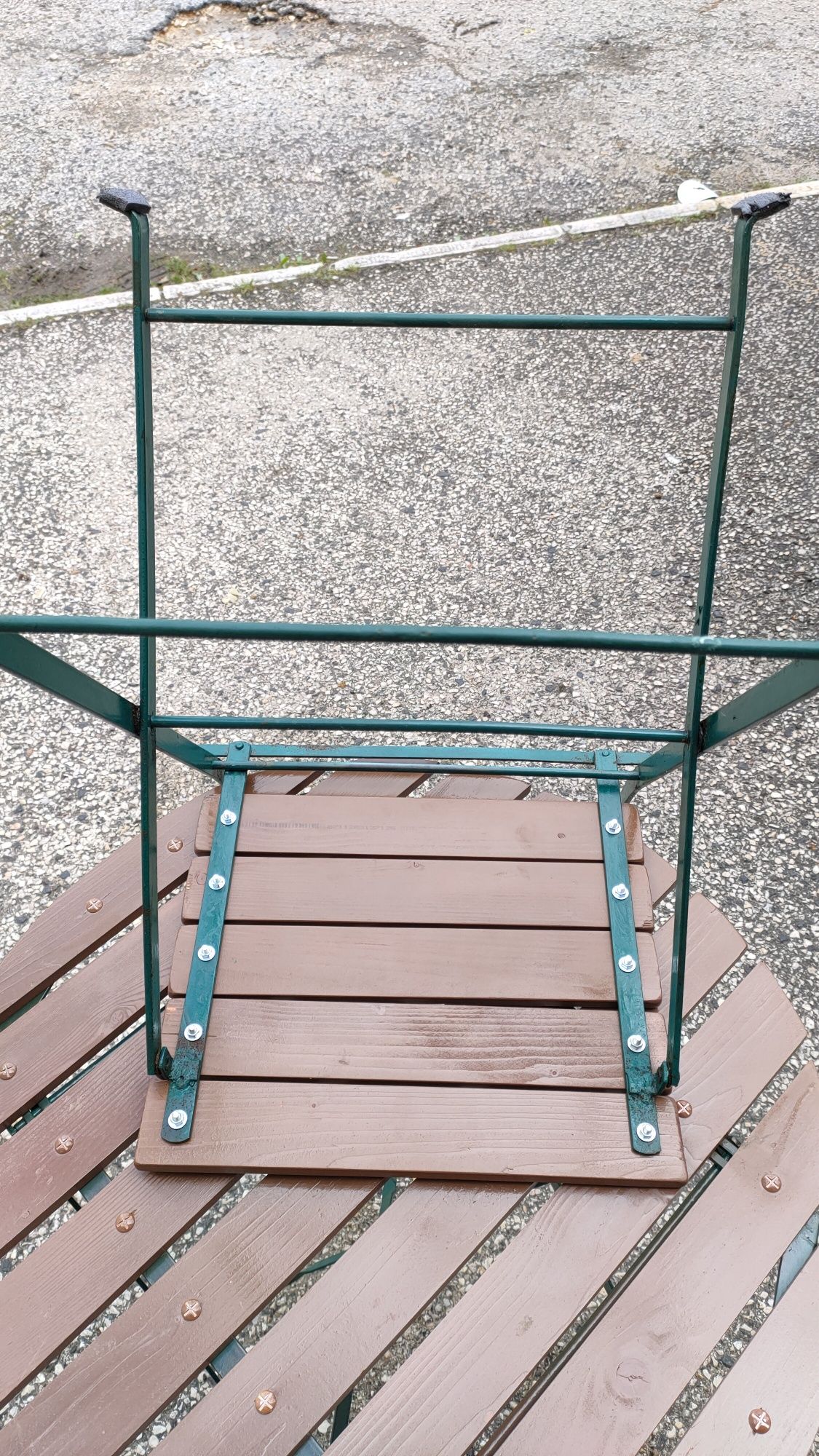 Mesa e cadeiras de jardim rústico