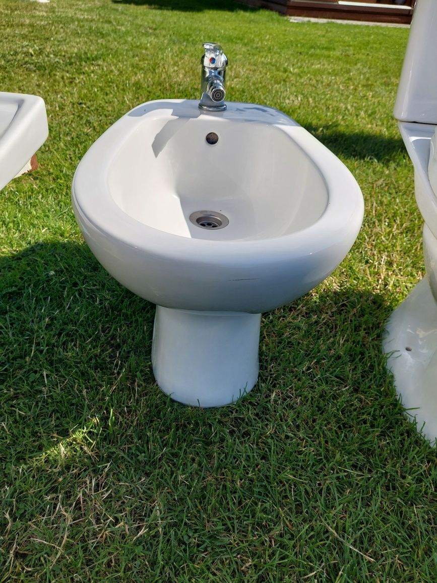 Bidet stojący z baterią i wc kompakt