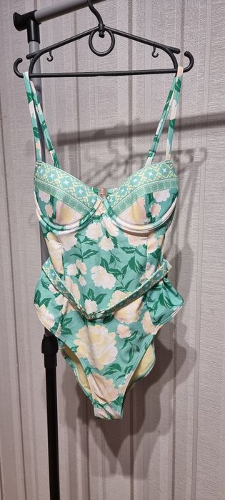 Продам купальник куплений в Європі. Розмір xs (6). Дуже гарної якості.