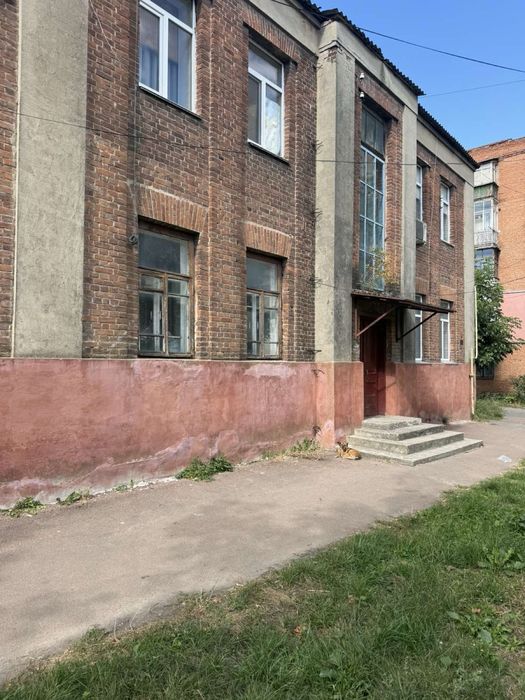 Продається простора фасадна квартира в центрі 2 кімнати індивідуальне