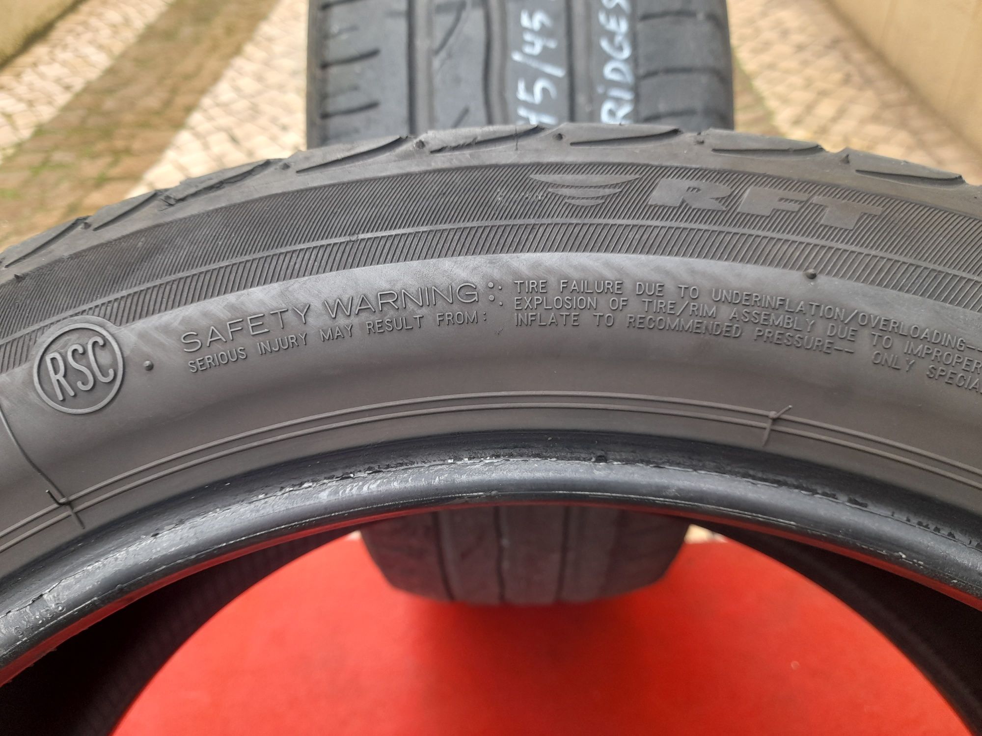 2 Pneus 215/35ZR18 e 245/45R18 Bridgestone