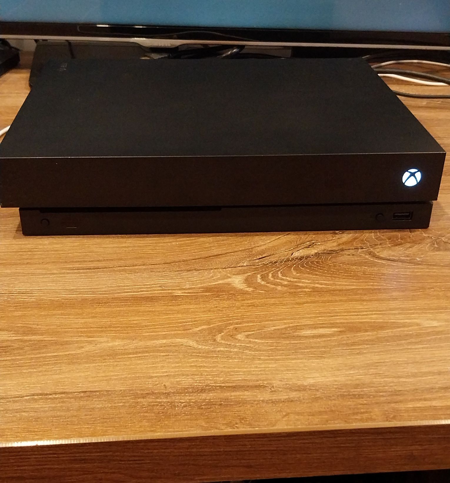 Xbox One x 1tb pudelko