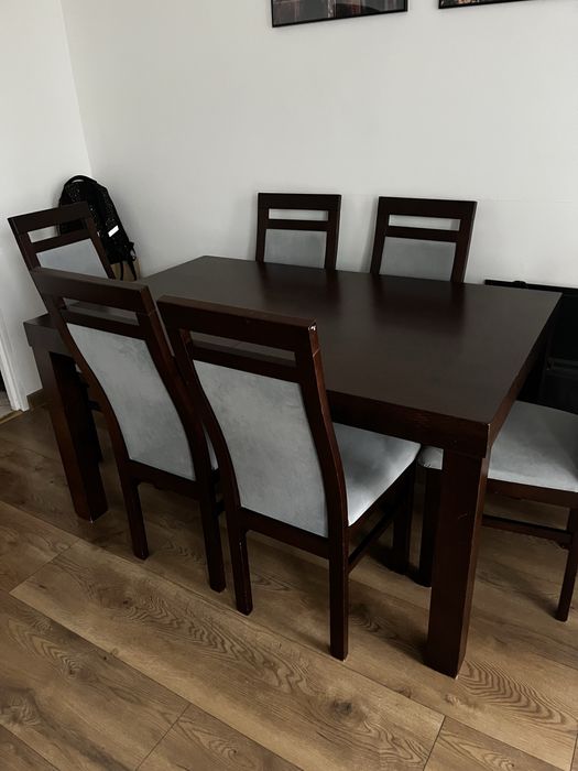 Stół drewniany i krzesła