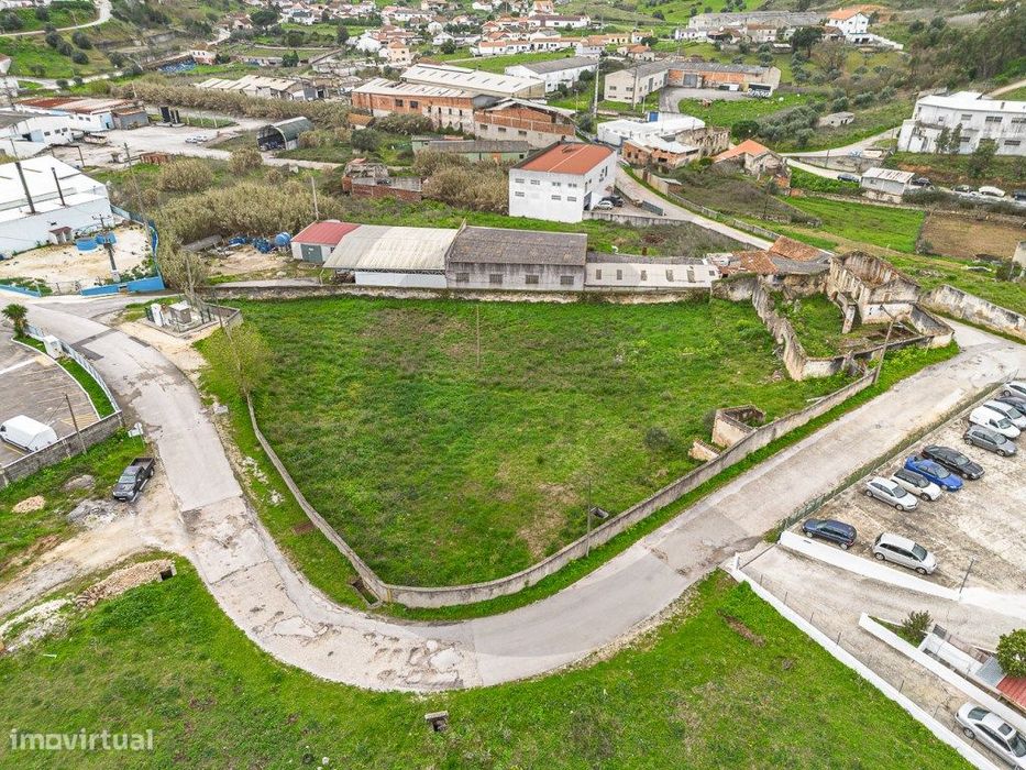 Armazém e terreno industrial para demolir ou reconstruir - Infraest...