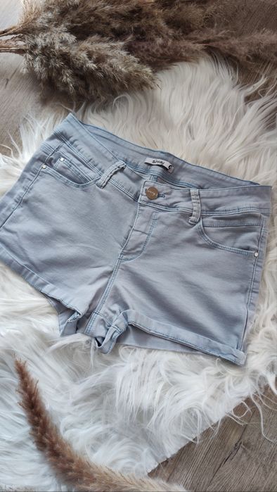 Błękitne szorty krótkie spodenki elastyczne pastelowe baby blue Sinsay