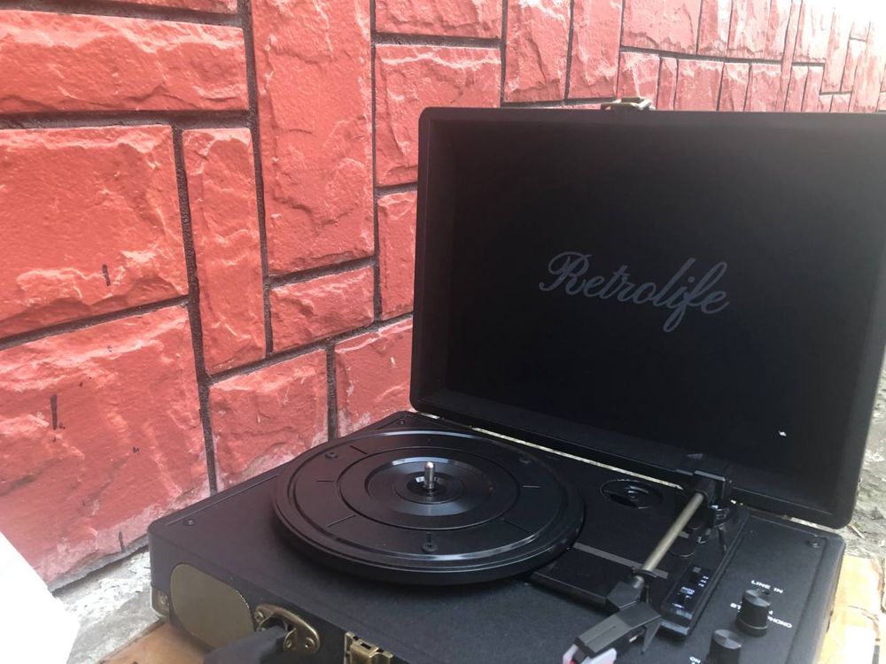 чорний вініловий програвач із Bluetooth R609