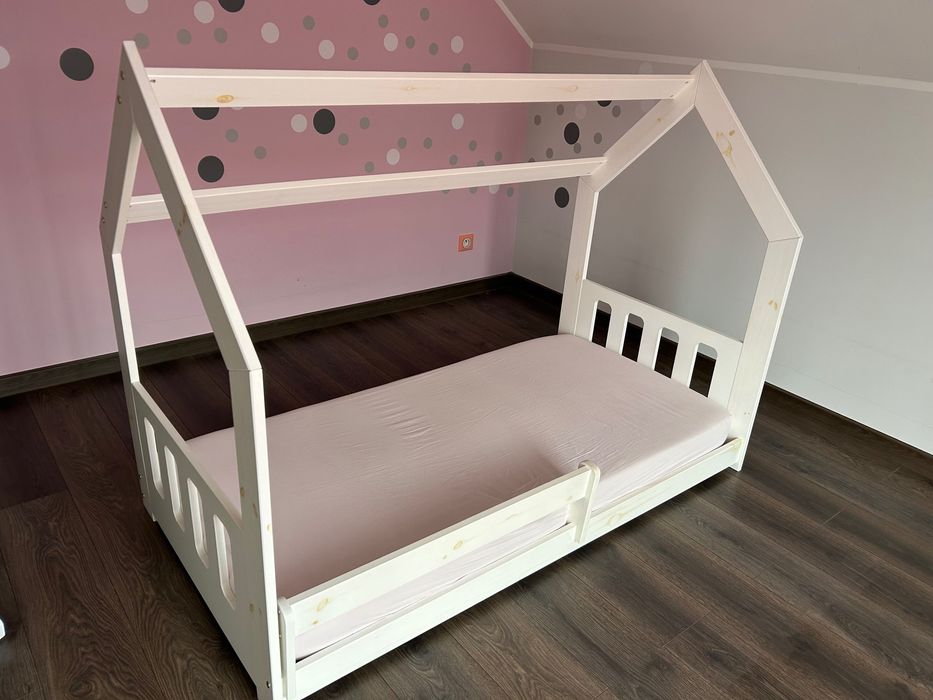 Łóżko domek białe barierka materac 160x80