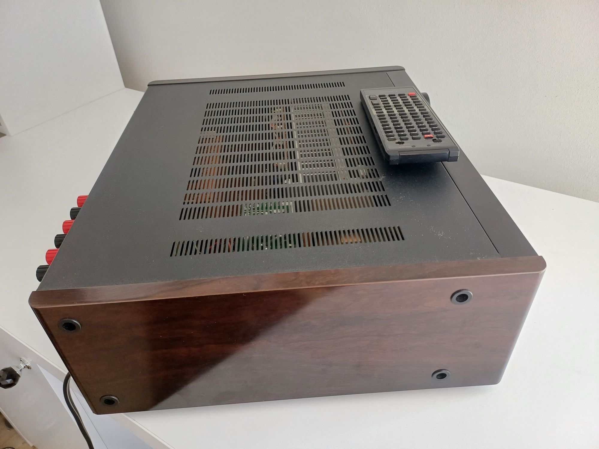 Wzmacniacz SANSUI AU V7000 STEREO/ SURROUND  z pilotem