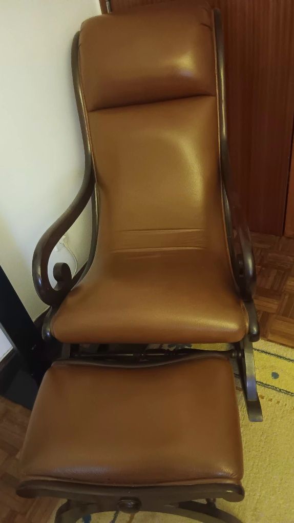 Cadeira com banco de apoio dos pés