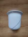 Biała osłonka ceramiczna na doniczkę - do powieszenia na ścianę