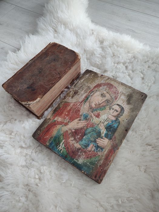 Старовинна книга збірник законів Франції та ікона Божої матері з дитин