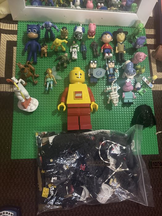 На изображении показана коллекция различных игрушек