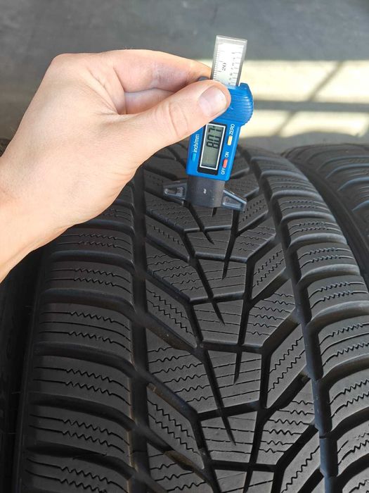 R18 235 45 зимові шини у відмінному стані Hankook Winter