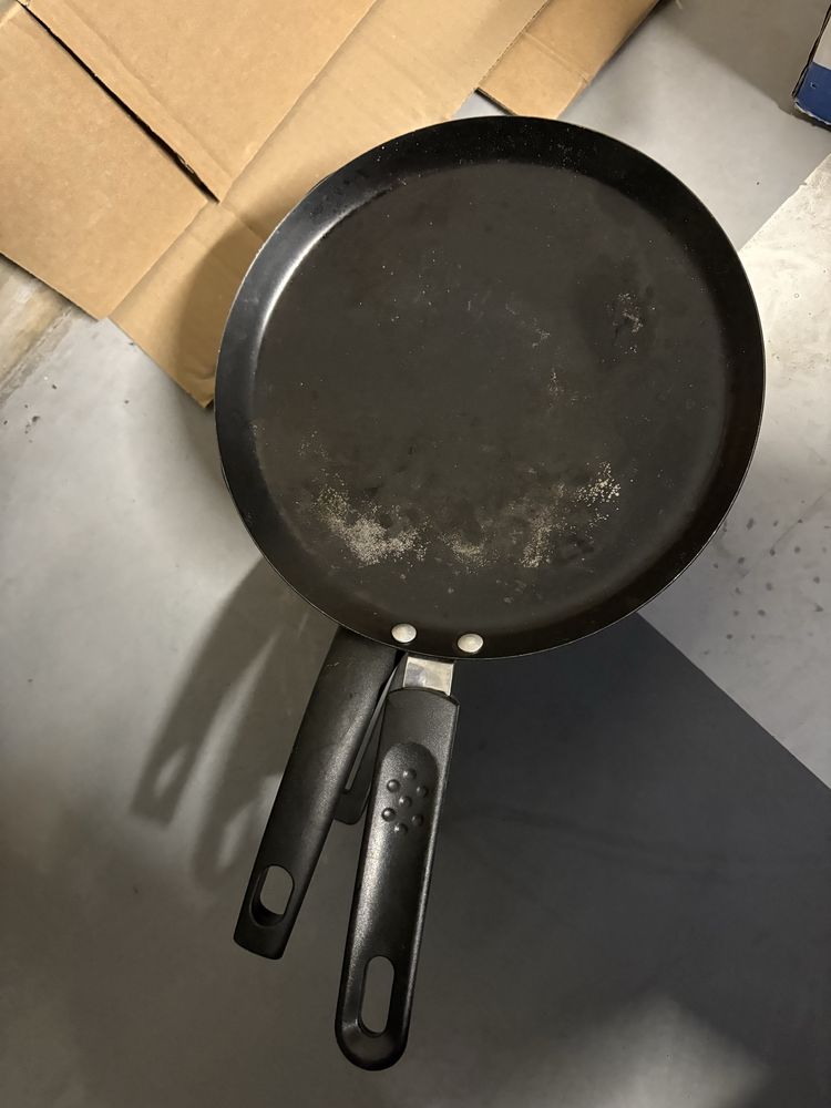 Zestaw garnkow w roznym stanie