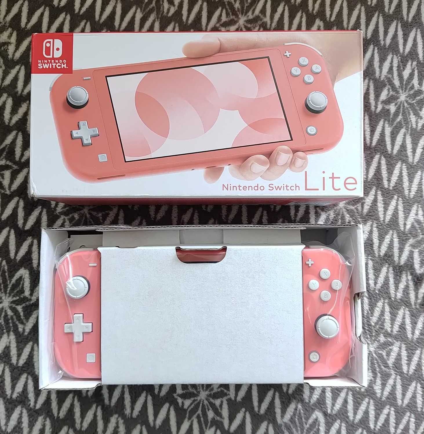 Nintendo Switch Lite, nowa, z oryginalnym pudełkiem oraz ładowarką.