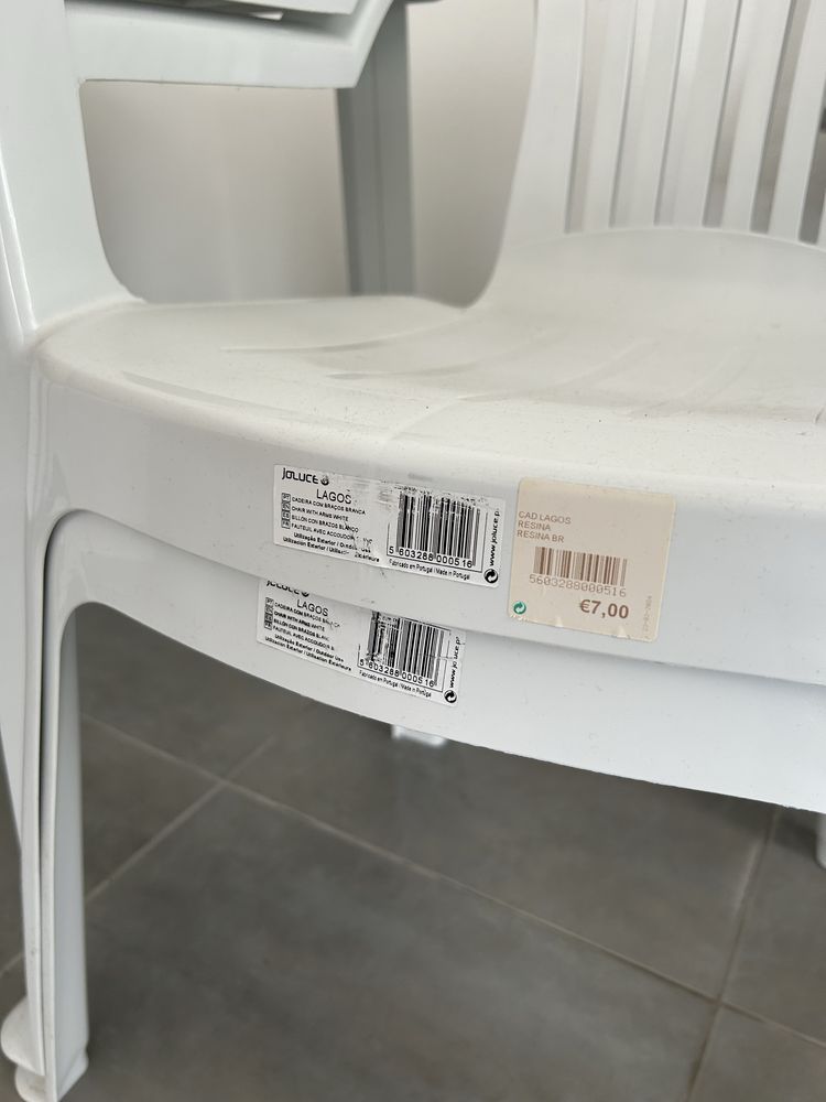 Mesa plástica oval + cadeiras