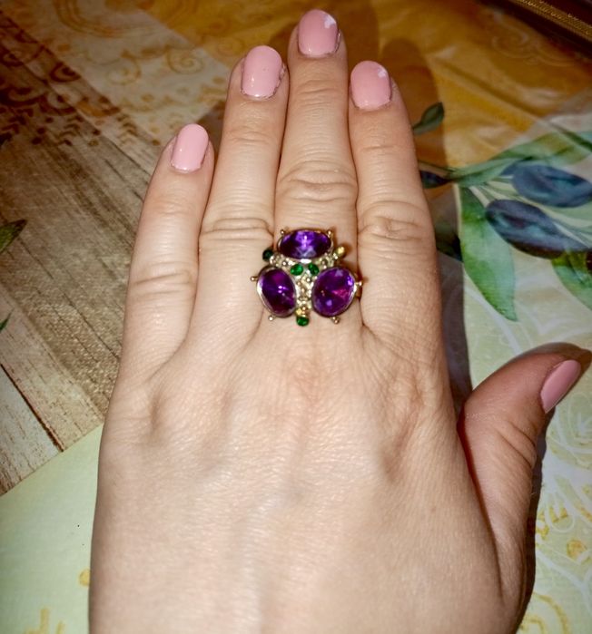 Pierścionek regulowany biżuteria sztuczna złoty fioletowe oczka ametys