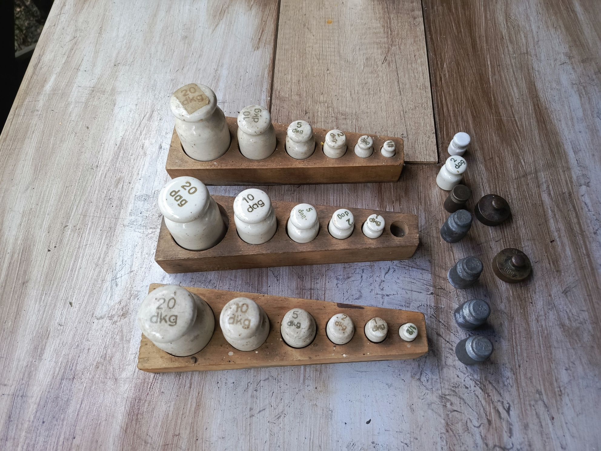 Odważniki ceramiczne PRL w drewnianych pudełkach zestaw