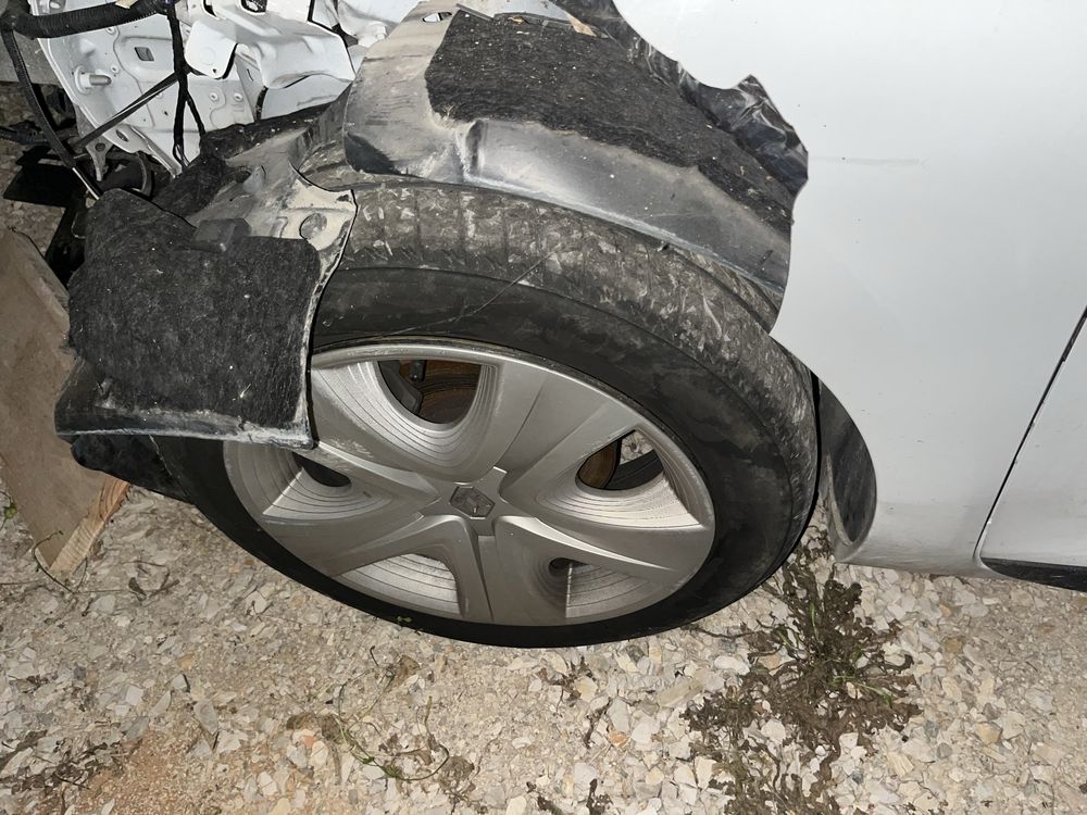 Renault Clio carrinha 1.5 dci salvado sinistrado 2015 c/material