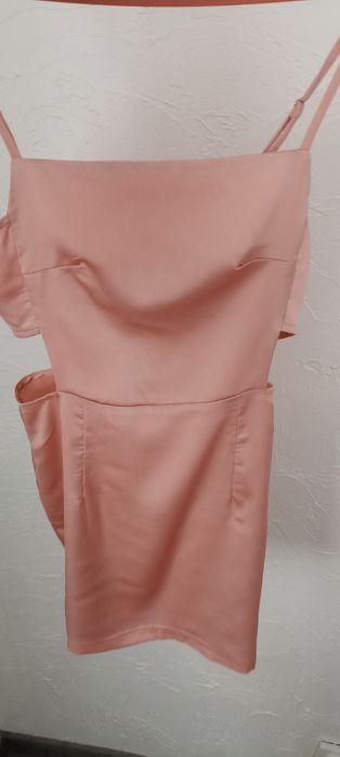 Атласне плаття з вирізами