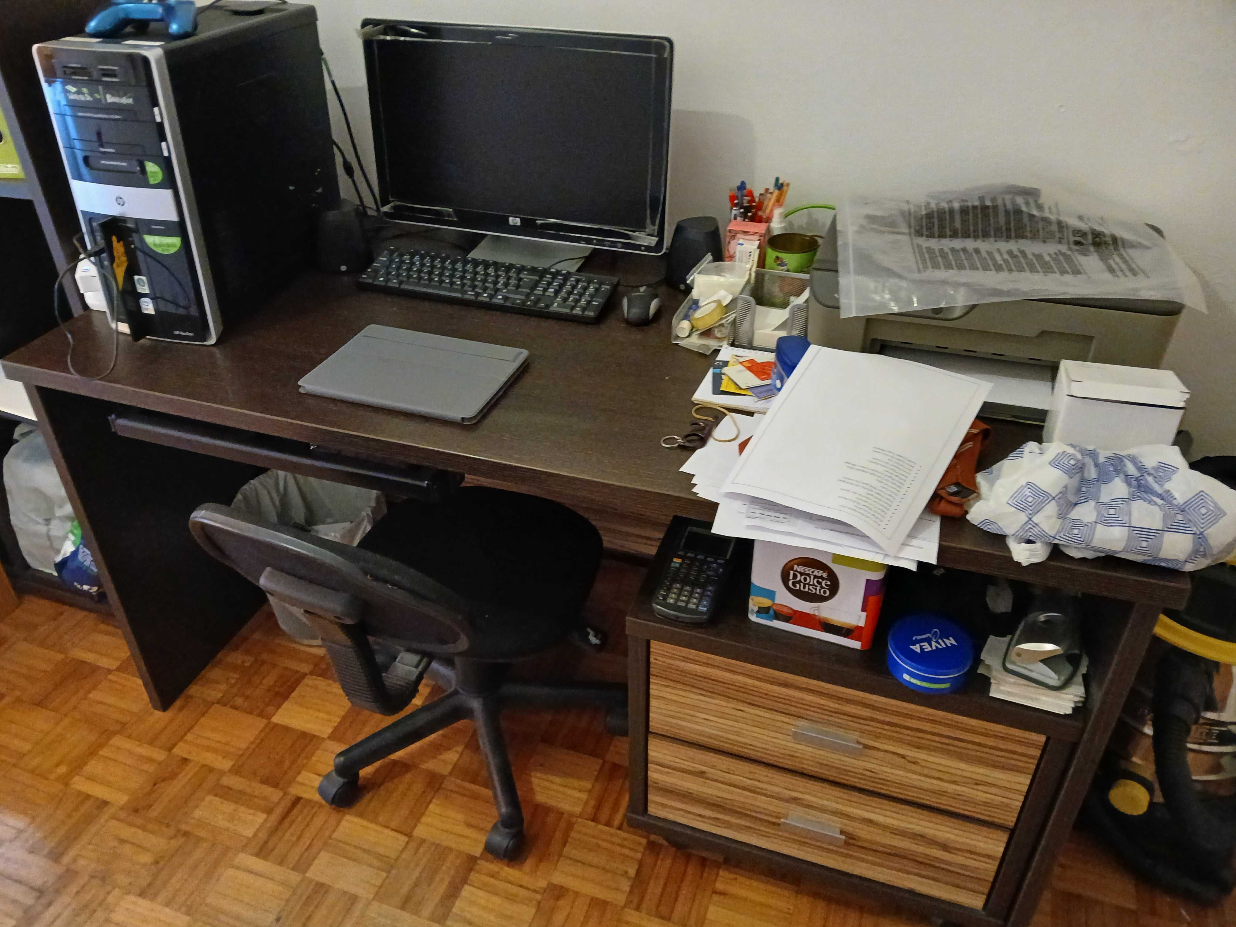 Secretaria e estante