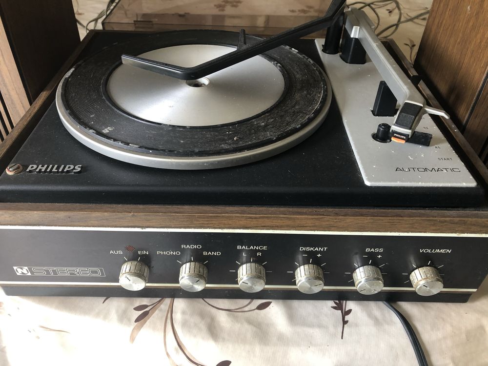 Giradiscos Philips antigo em madeira